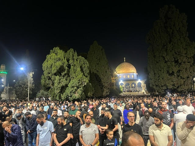 100 ألف مصلّ أدوا صلاتي العشاء والتراويح في اليوم الـ28 من شهر رمضان المبارك في رحاب المسجد الأقصى